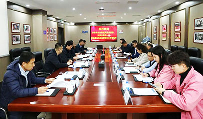 峻?？偨?jīng)理孫藝向濟(jì)南市應(yīng)急局魏強(qiáng)副局長(zhǎng)數(shù)說(shuō)應(yīng)急