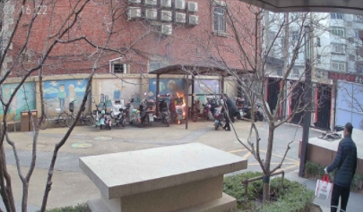電動(dòng)車(chē)棚起火 “火焰識(shí)別”攝像機(jī)秒級(jí)響應(yīng)化險(xiǎn)為夷